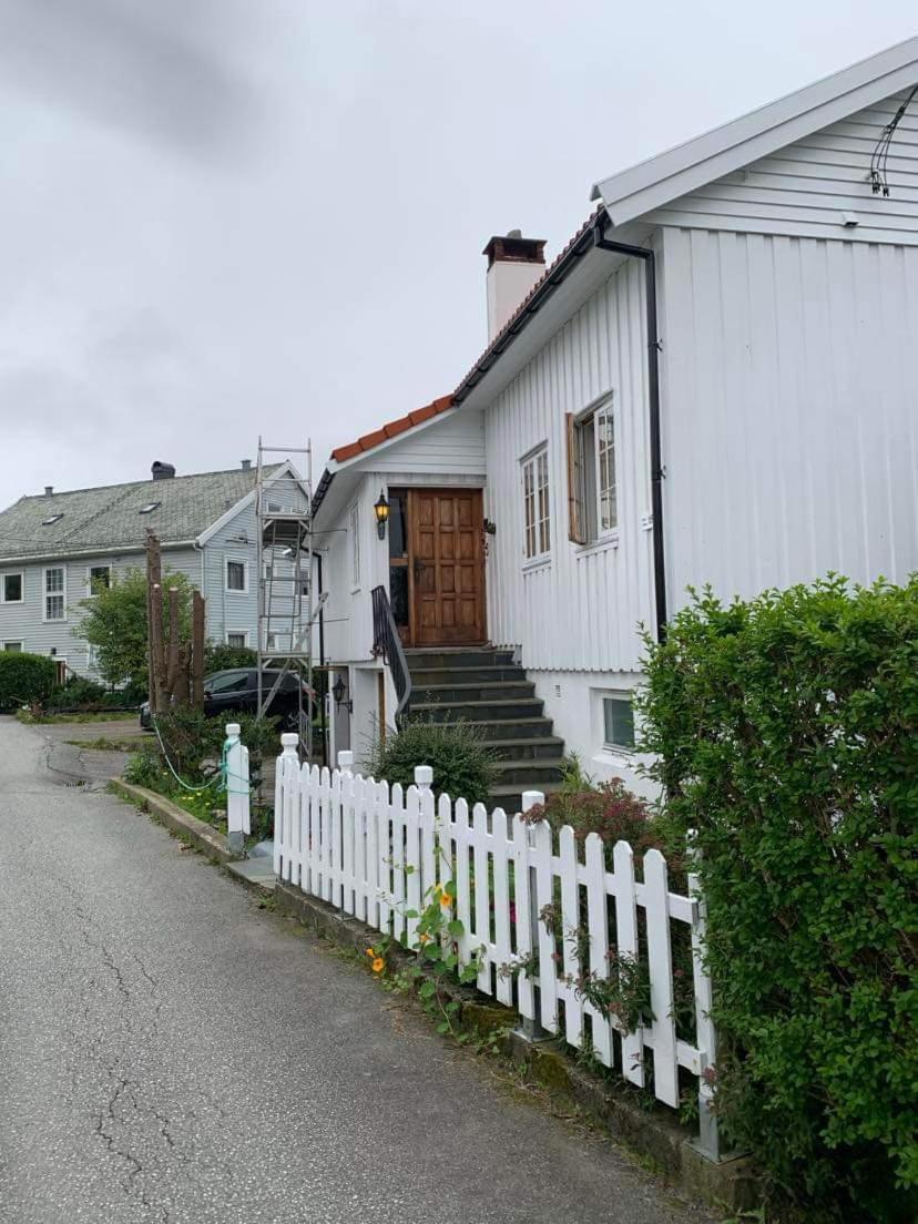 Sentrumsnaer Kjellerleilighet, Naer Sykehus Og Hogskole, Parkering เฮาเกซุนด์ ภายนอก รูปภาพ